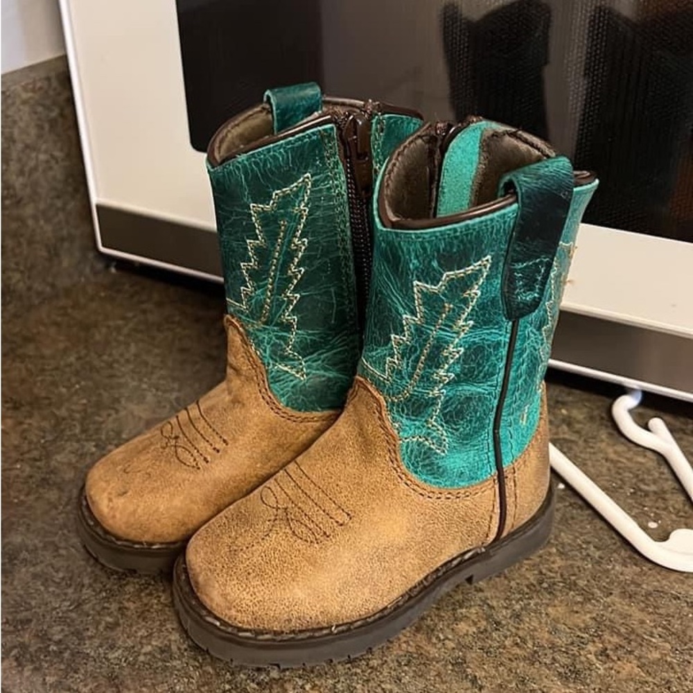 Size 4 Smokey mountain boots. Blue. Girl